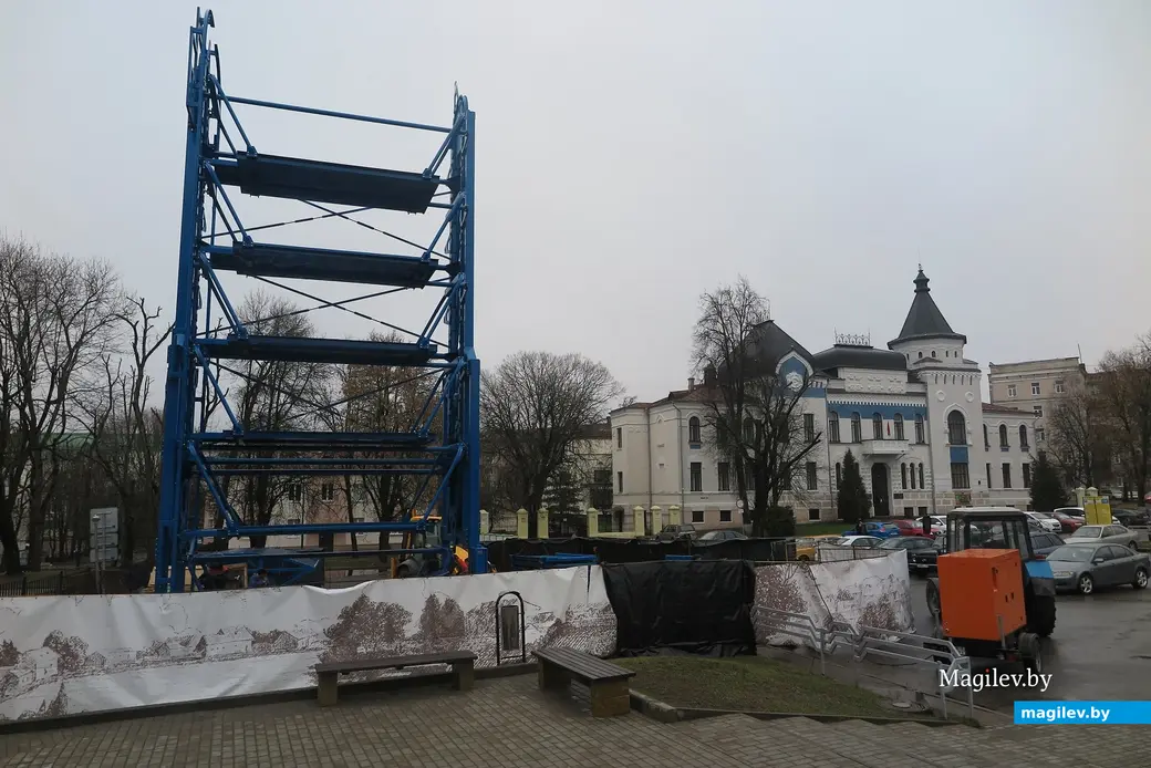 Апрель 2023 г. Могилев. Соседство красивейшего исторического здания и железной вертикальной парковки многих горожан возмущает.