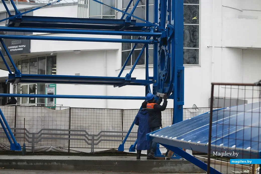 Апрель 2023 г. Могилев., вертикальная парковка рядом с музеем Масленикова. Сейчас идет ее установка.