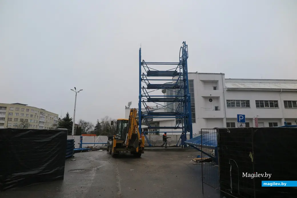 Апрель 2023 г. Могилев., вертикальная парковка рядом с музеем Масленикова. Сейчас идет ее установка.