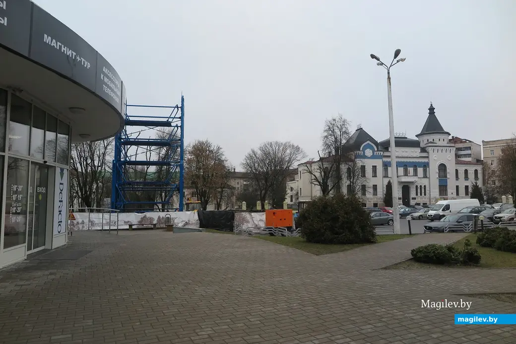 Апрель 2023 г. Могилев. Соседство красивейшего исторического здания и железной парковки многих горожан возмущает.