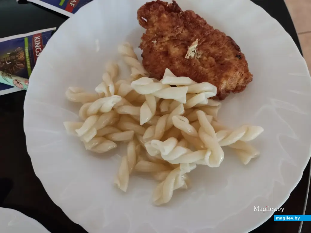 На второе - филе и макароны. Кафе «Олимпиец». Могилев, 6.04.2023 г.
