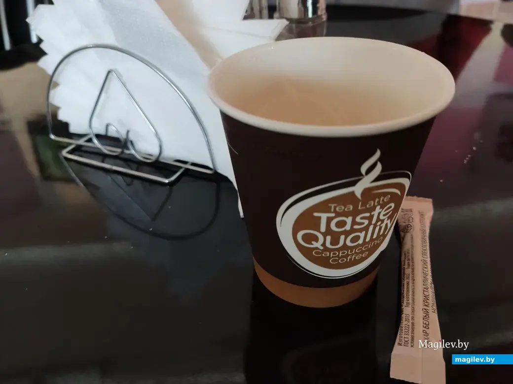 Чай подают в таких вот стаканчиках. Кафе «Олимпиец». Могилев, 6.04.2023 г.