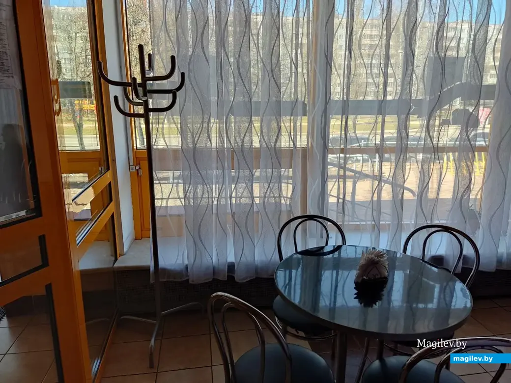 Посетители вешалку для верхней одежды почему-то проигнорировали... Кафе «Олимпиец». Могилев, 6.04.2023 г.