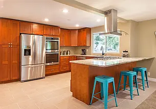 Барная стойка на маленькой кухне: 4 варианта размещения