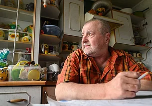 «Дед с бабулей – немцы, отец служил в НКВД, сам пишу фантазии»