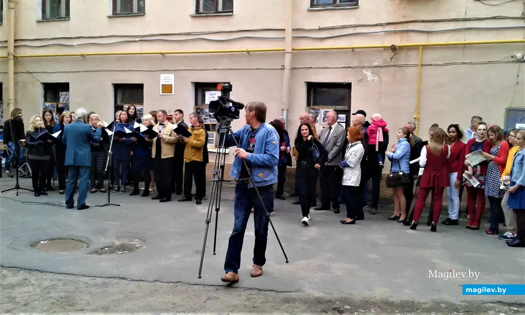 Оператор телеканала «Могилев 2» готовится к съемке тусовки «Не забывайте своих старых друзей». Могилев, 2017 год.