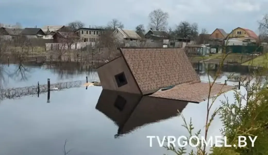 Дом завалился на бок, кроме того, у него, в прямом смысле, съехала крыша. Кадр видео.