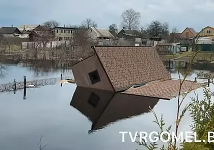 В результате паводка в Гомеле уплыл дом. Видео