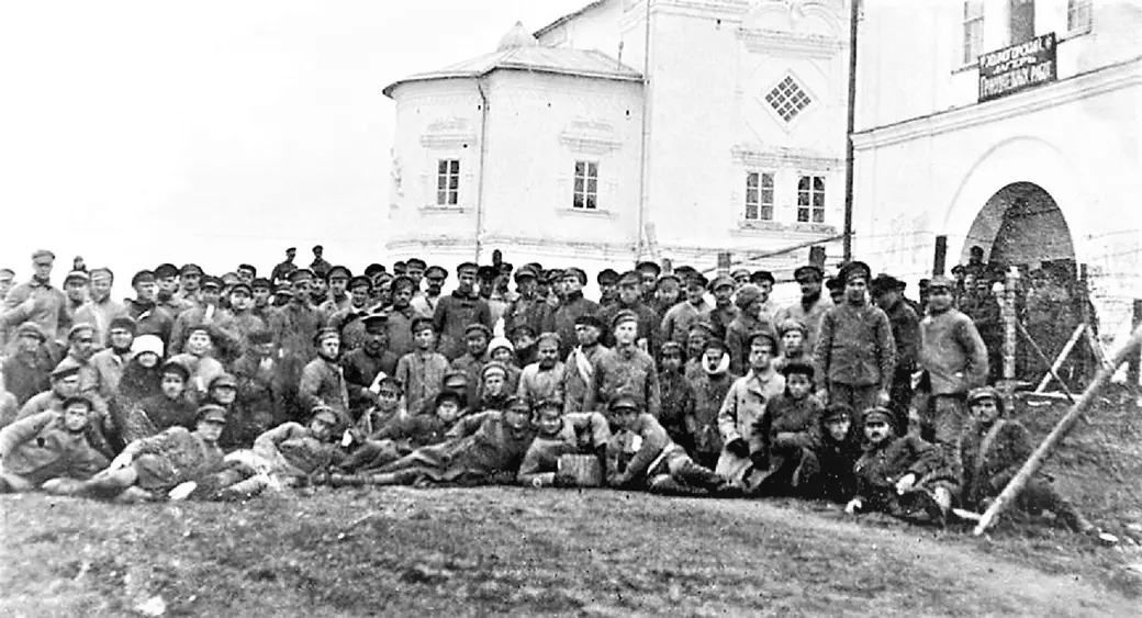 Лагерь принудительных работ на территории бывшего женского Успенского монастыря. Фото предположительно 1920-1921 года. Фото из паблика «Старый Архангельск».