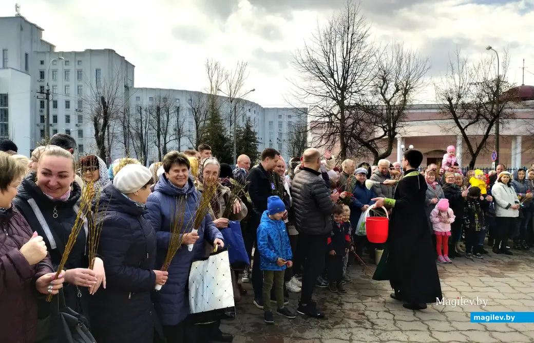 Благословленные и радостные люди. Вербное воскресенье. Храм Трех Святителей. Могилев. 9 апреля 2023 года.