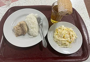 «А мы что, не люди?»: скандальный обед в столовой от мясокомбината