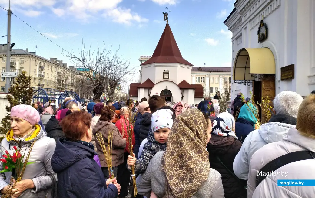 После праздничной службы на территории собора не протолкнуться. Все в ожидании освящения вербы. Вербное воскресенье. Храм Трех Святителей. Могилев. 9 апреля 2023 года.