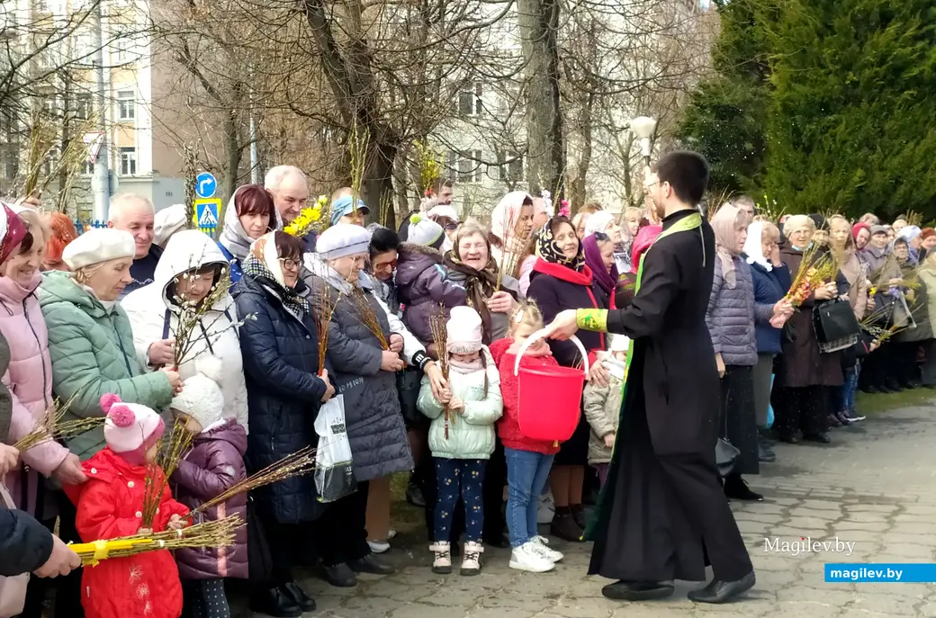 Радостный момент благословения. Вербное воскресенье. Храм Трех Святителей. Могилев. 9 апреля 2023 года.