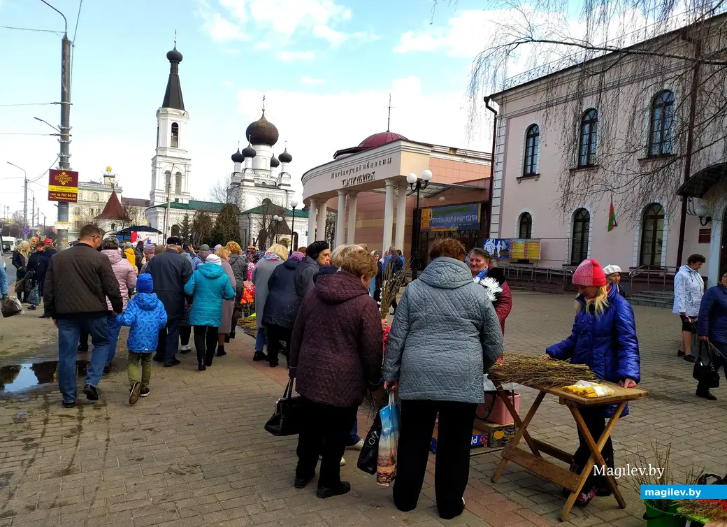 Остановка у Театра кукол. Вербное воскресенье. 9 апреля 2023 года.