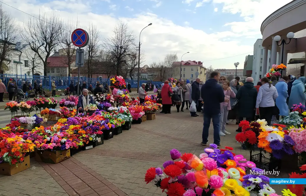 Остановка у Театра кукол. Вербное воскресенье. 9 апреля 2023 года.