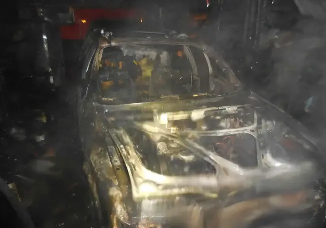 Пенсионер из деревни Ломы получил ожоги, пытаясь спасти автомобиль