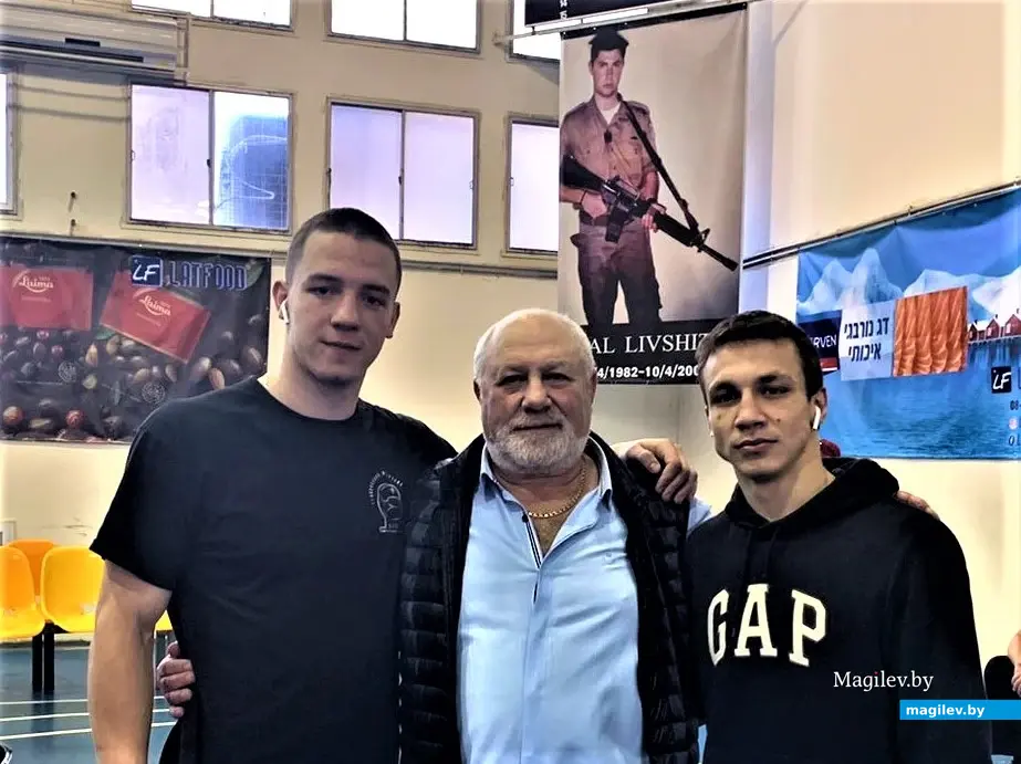 Владимир Лившиц с могилевскими боксерами, участвовавшими в международном боксерском турнире. Израиль, Ашдод, 2019 год.