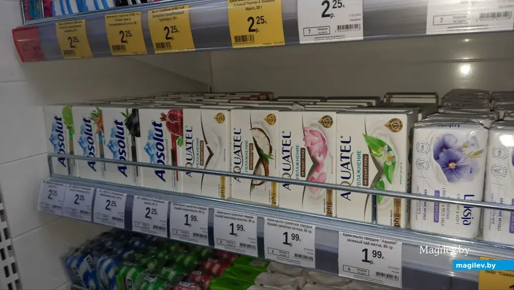 Апрель 2023 г. Могилев, пр. Мира. В магазине «Остров чистоты» посоветовали российскую альтернативу Dove - мыло Absolut Professional.