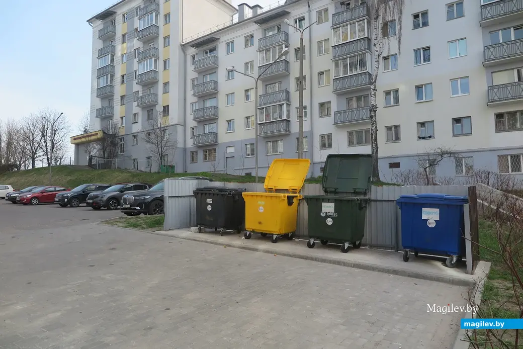 12.04.2023 г. Могилев, пр.Мира. А мусорка (к тому же, раздельная) - рукой подать.