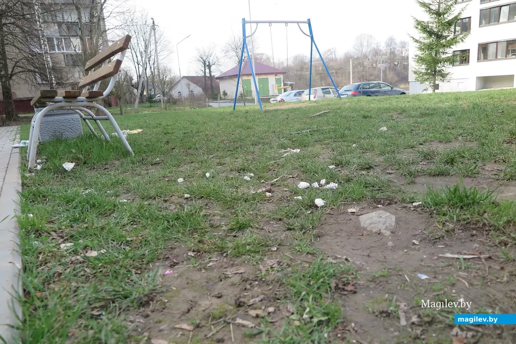 12.04.2023 г. Могилев, пр.Мира. Как на такой детской площадке играть малышам?