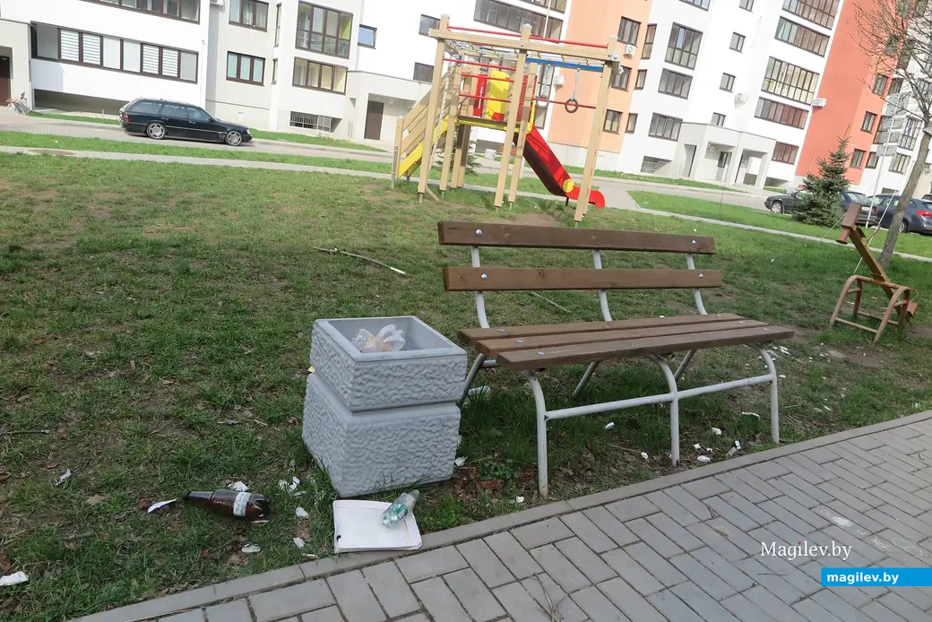 12.04.2023 г. Могилев, пр.Мира. Как на такой детской площадке играть малышам?