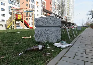 А хрюкнуть не забыли? Фотопрогулка по замусоренной детской площадке в центре Могилева