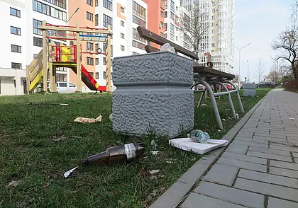 А хрюкнуть не забыли? Фотопрогулка по замусоренной детской площадке в центре Могилева