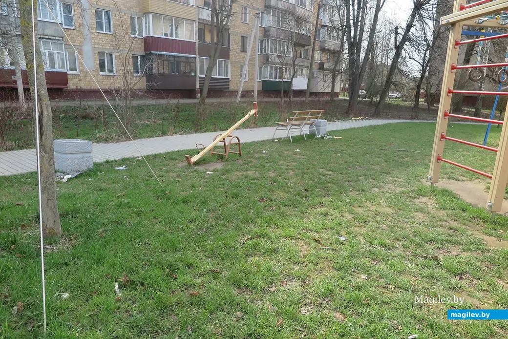 12.04.2023 г. Могилев, пр.Мира. Как на такой детской площадке играть малышам?