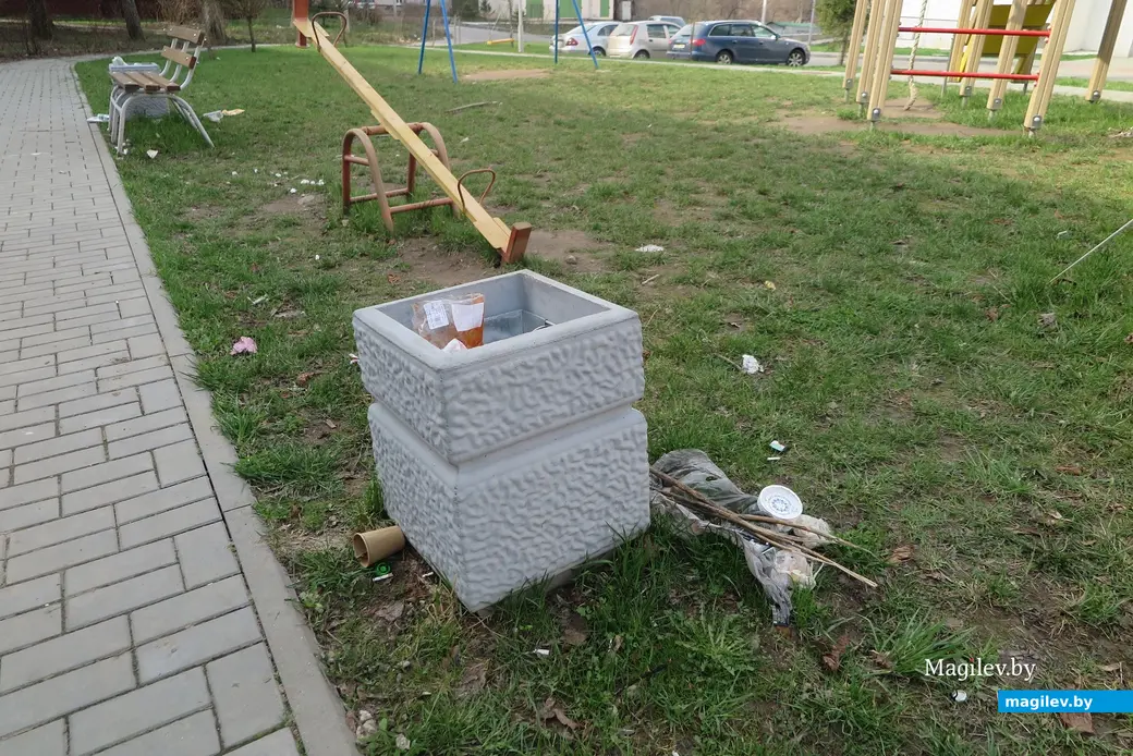 12.04.2023 г. Могилев, пр.Мира. Как на такой детской площадке играть малышам?