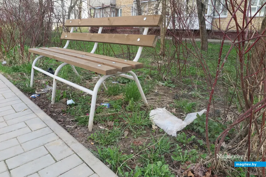 12.04.2023 г. Могилев, пр.Мира. Как на такой детской площадке играть малышам?