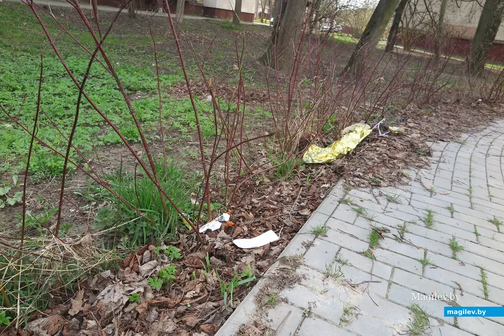 12.04.2023 г. Могилев, пр.Мира. Как на такой детской площадке играть малышам?