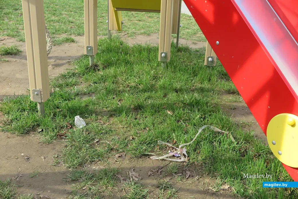 12.04.2023 г. Могилев, пр.Мира. Как на такой детской площадке играть малышам?