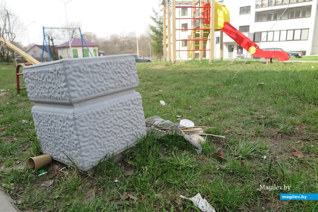 12.04.2023 г. Могилев, пр.Мира. Как на такой детской площадке играть малышам?