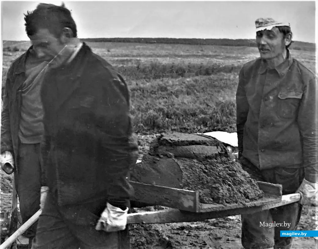 Студенты ММИ во время работы в стройотряде. Это не Байконур! 1970-е годы. Фото из архива Вячеслава Короля.