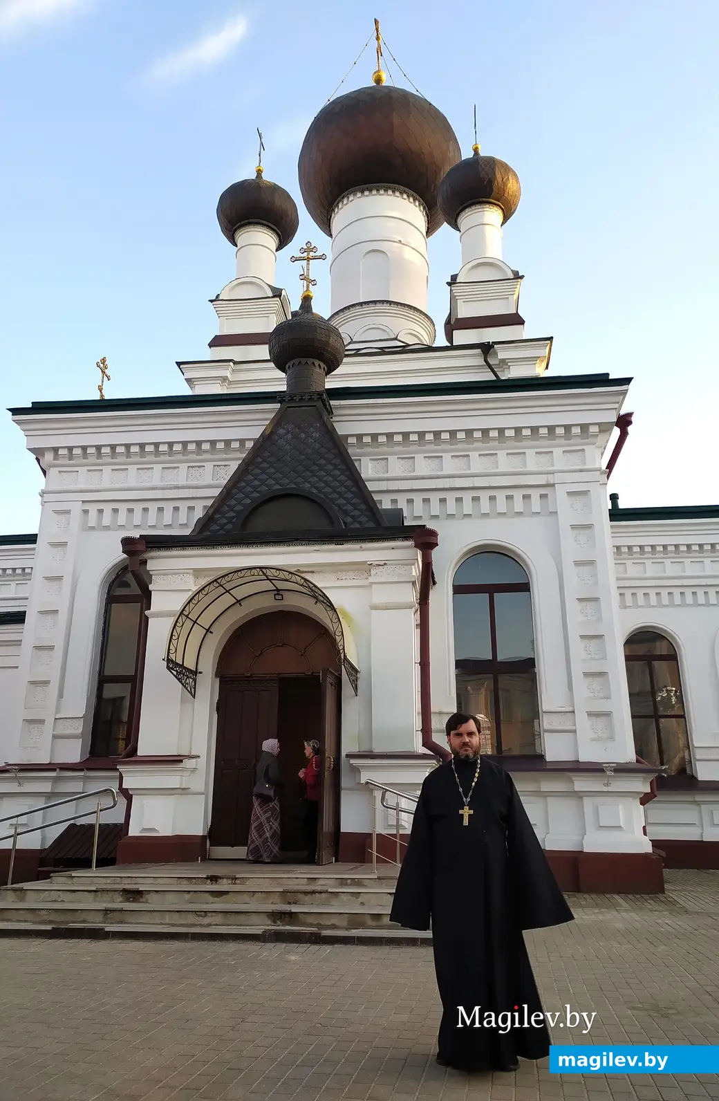 Иерей Владимир Котов у Трехсвятительского собора города Могилева.