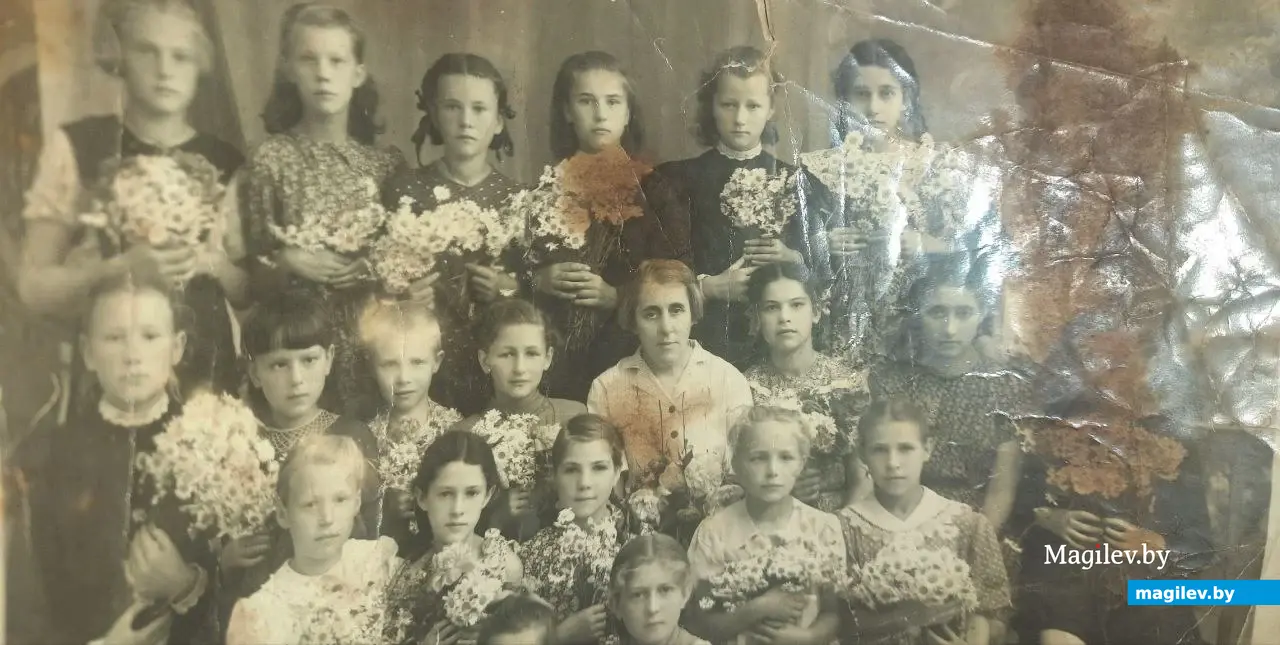 Класс Надежды Федорович. Она – крайняя слева в верхнем ряду, ориентировочно конец 40-х годов XX века.