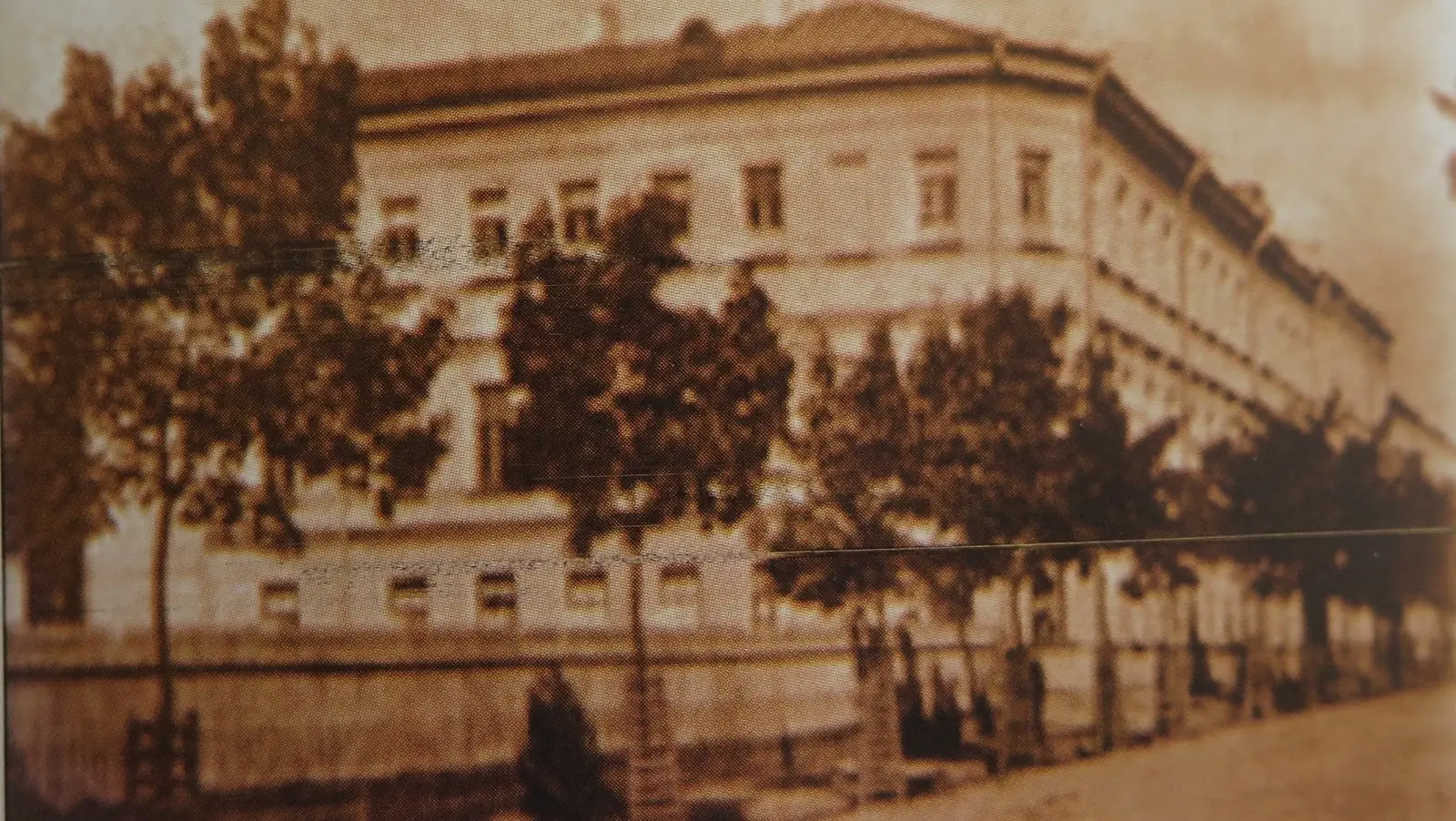 А так выглядела средняя школа №1 в середине XX века. Фото из книги «Очерки истории образования Могилевщины».