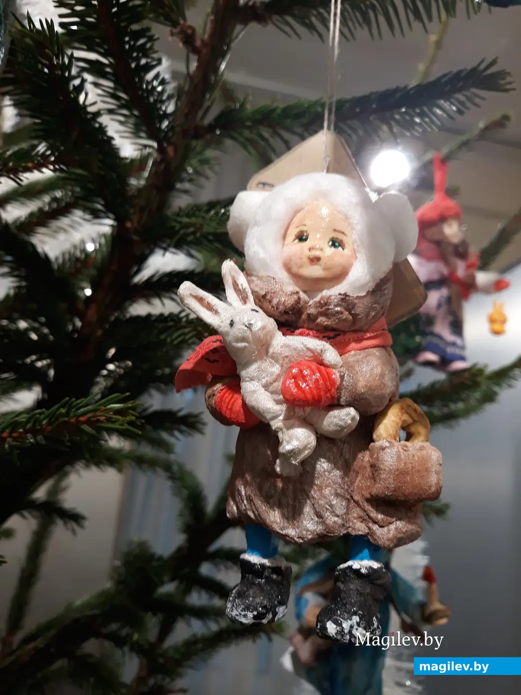 Ватные игрушки надо вешать на елку вместе со стеклянными, тогда елка смотрится наряднее и интереснее, советует Анжелика Фаенко.