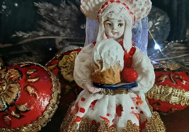Пасхальные куклы и зимние малыши. Юрист из Могилева создает ватные игрушки по старинным технологиям
