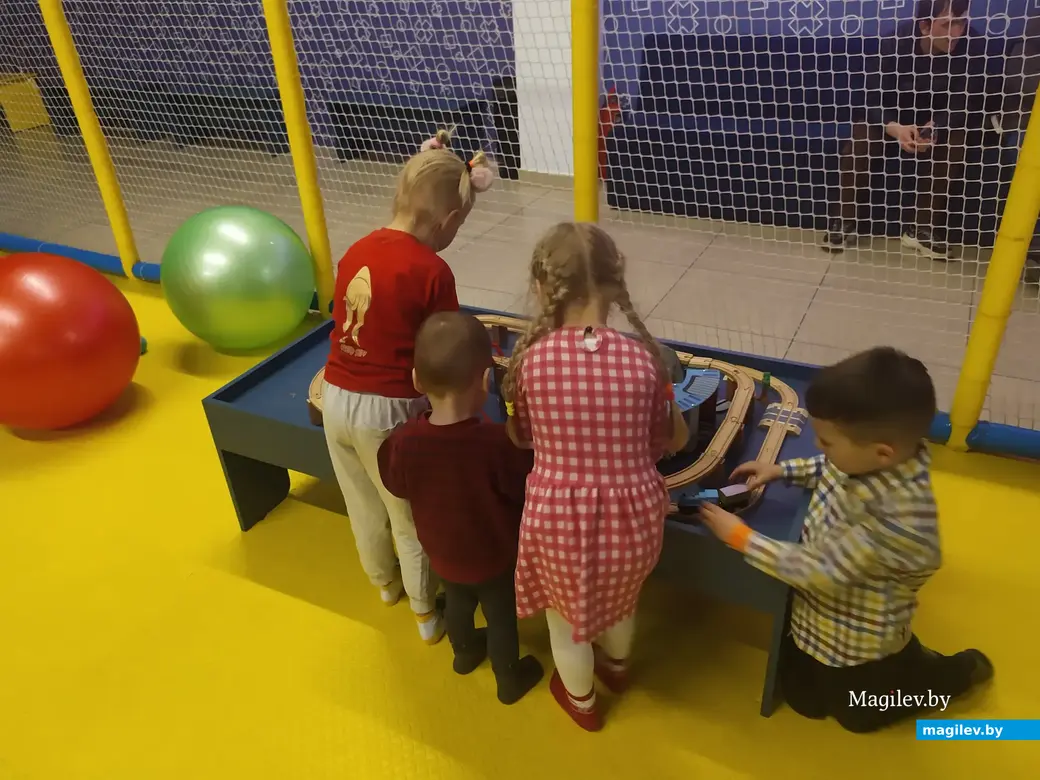 Апрель, 2023 г. Могилев. Центр семейного отдыха «Базилион». Малыши что-то увлеченно мастерят.