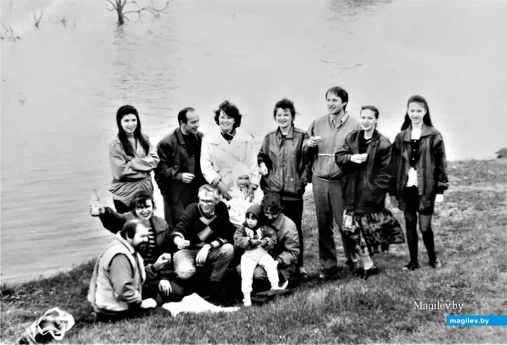 1990-е, Могилев, Луполово. Коля Клишевич (сидит слева) с друзьями на берегу разлившегося Днепра.