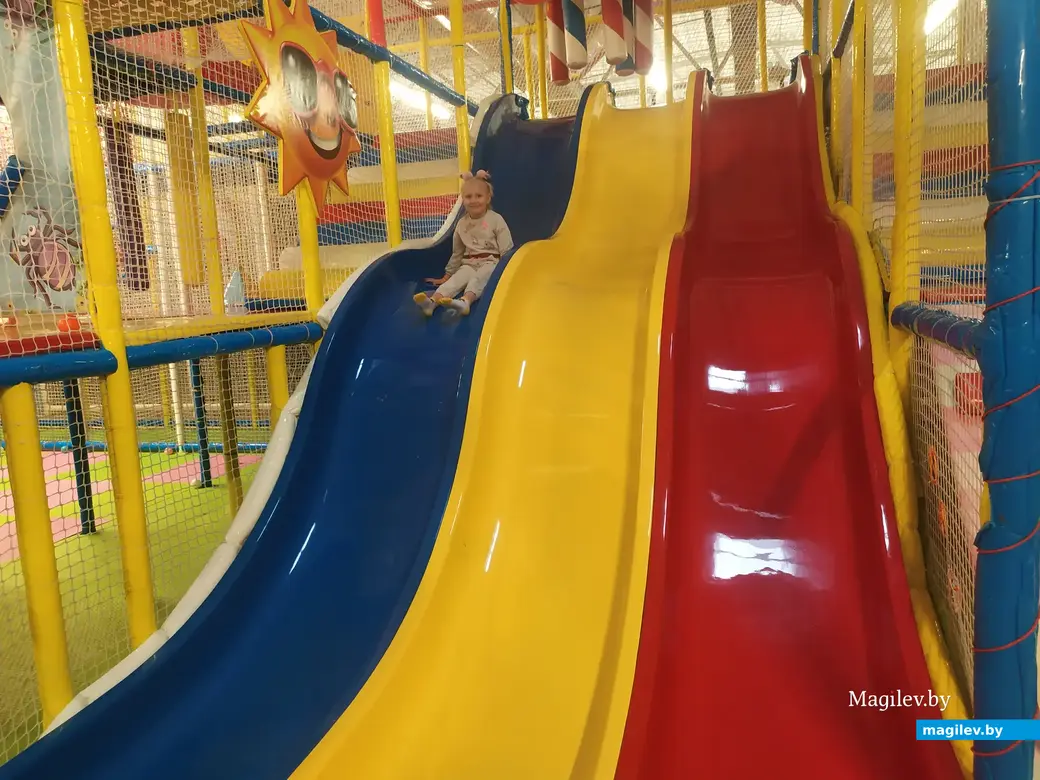 Апрель, 2023 г. Могилев. Центр семейного отдыха «Базилион». Горки для маленьких любителей экстрима.