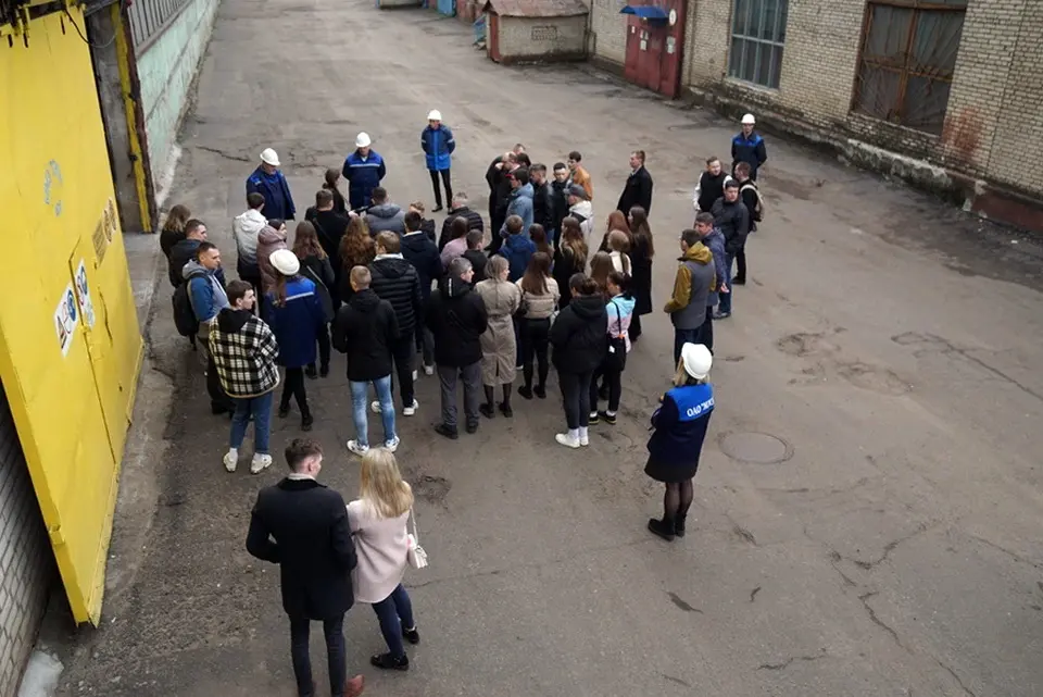 Жлобинская молодежь побывала на Могилевском металлургическом заводе. Фото: vestnikmogileva.by