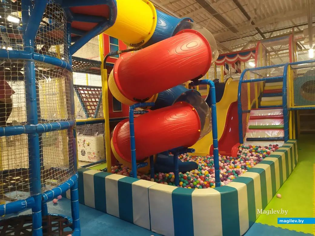 Апрель, 2023 г. Могилев. Центр семейного отдыха «Базилион». Извилистая горка.