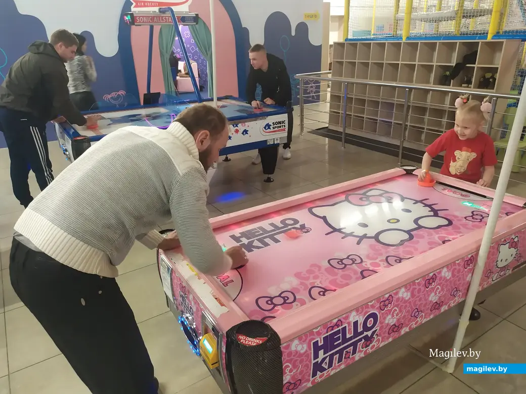 Апрель, 2023 г. Могилев. Центр семейного отдыха «Базилион». Аэрохоккей. Папа и дочка.