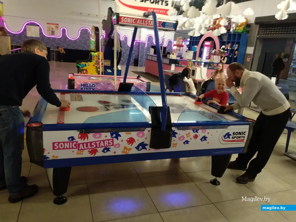 Апрель, 2023 г. Могилев. Центр семейного отдыха «Базилион». Парная игра в аэрохоккей.