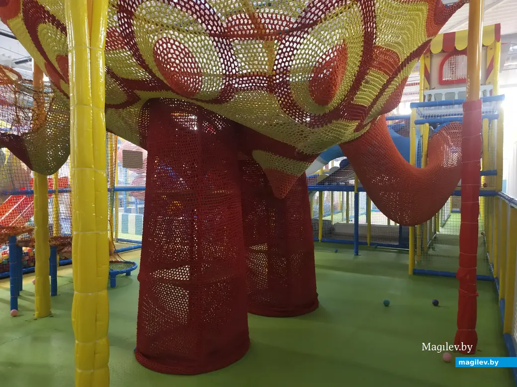 Апрель, 2023 г. Могилев. Центр семейного отдыха «Базилион». Сетчатый лабиринт, как бабушка на спицах связала.