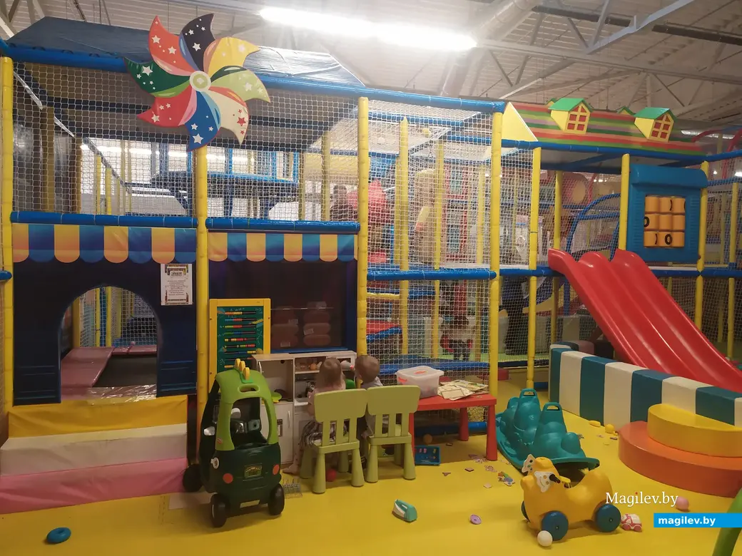 Апрель, 2023 г. Могилев. Центр семейного отдыха «Базилион». Дети нарезают салат на игрушечной кухне.