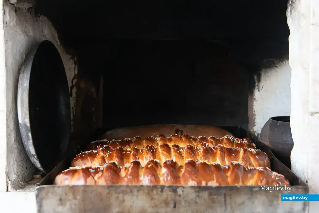 Как на Бобруйщине пекут куличи. Деревня Брожа, 15 апреля 2023 года.