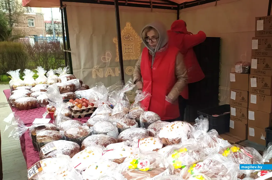 Если вы не успели испечь кулич, то приобрести его можно в палатке на территории храма. Великая Суббота. Трехсвятительский собор г. Могилева, 15 апреля 2023 года.